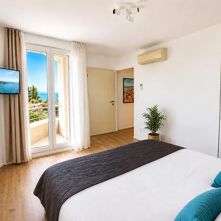 Апартаменты Znjan Beachfront