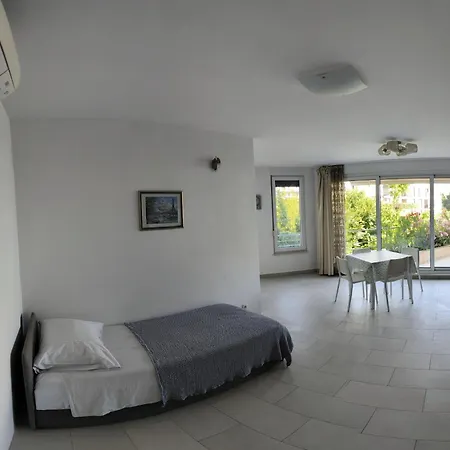 Znjan Beachfront Apartments Split